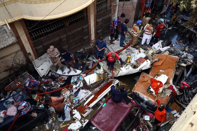 Raste broj žrtava u padu pakistanskog aviona: Ne zna se da li su putnici ili građani na koje se srušio