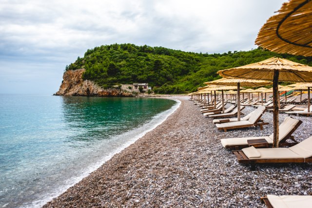 Crnogorski ugostitelji pesimistièni: Plaže uglavnom puste, vikendom pune Podgorièana