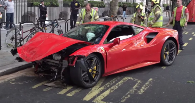 Zakucao Ferrari u autobus i potpuno ga uništio VIDEO