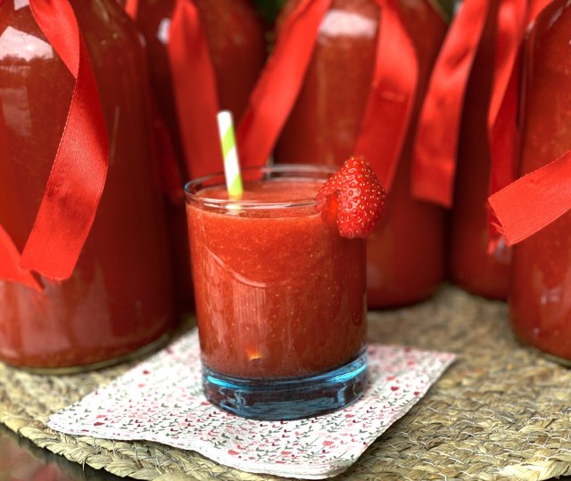 Pravo osveženje za predstojeæe dane: Domaæi sok od jagoda bez konzervansa VIDEO