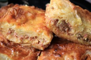 Morate je isprobati: Prelivena pita sa mesom i šunkom