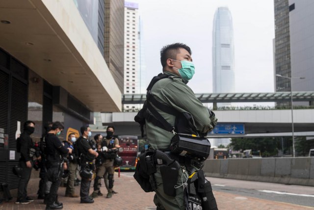 Suzavcem na demonstrante u Hongkongu