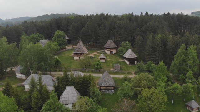 Pod jednim krovom živelo je 30 èlanova porodice: Ovo srpsko selo odavno je poznato u celom svetu