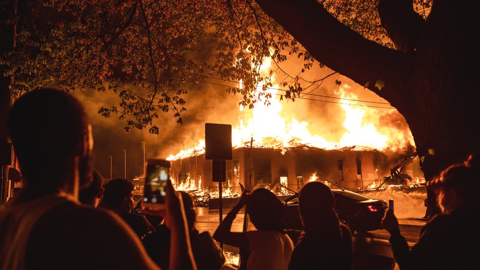 Pojedini objekti u blizini stradali su u požaru/Getty Images