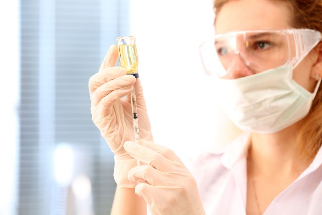 Proizvoðaèi upozoravaju na usko grlo u proizvodnji vakcine: Na svetu nema dovoljno boèica