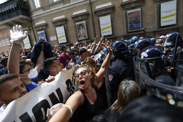 Nenajavljen protest u Rimu, intervenisala policija: "Virus je prevara, gladni smo" FOTO