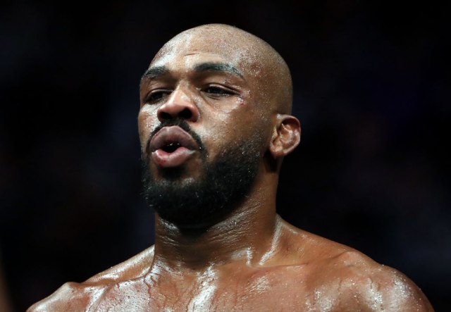 Slavni UFC borac "vaspitava" huligane na protestu VIDEO