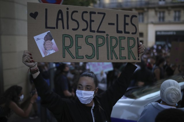 "Pustite nas da dišemo"; Francuzi stali uz Amerikance VIDEO/FOTO