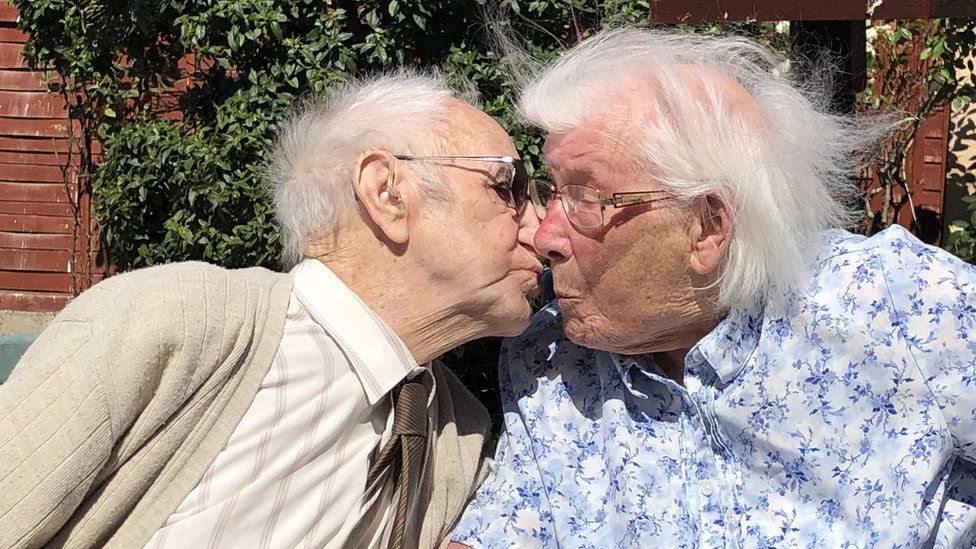 Dok nas smrt ne rastavi - osamdesetu godišnjicu braka proslavili poljupcem