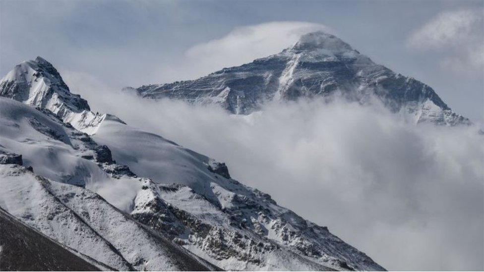 Mont Everest: Uspon kineskog tima tokom pandemije