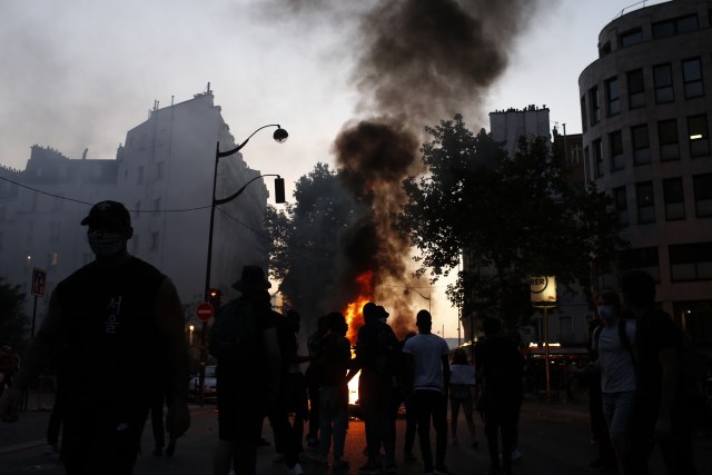 Nasilje na ulicama Pariza: Masovni izliv besa i destrukcije, policija koristila suzavac FOTO