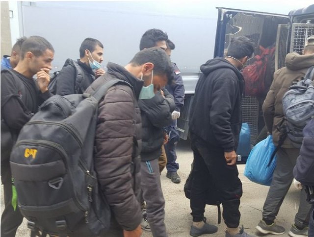Sprečeno krijumčarenje migranata u Vranju - otkriven pun kamion Avganistanaca FOTO
