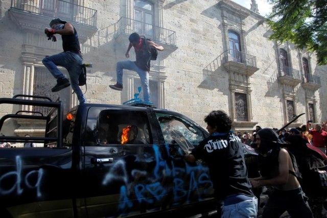 Protesti zbog smrti meksičkog Džordža Flojda: Demonstranti zapalili policajca VIDEO