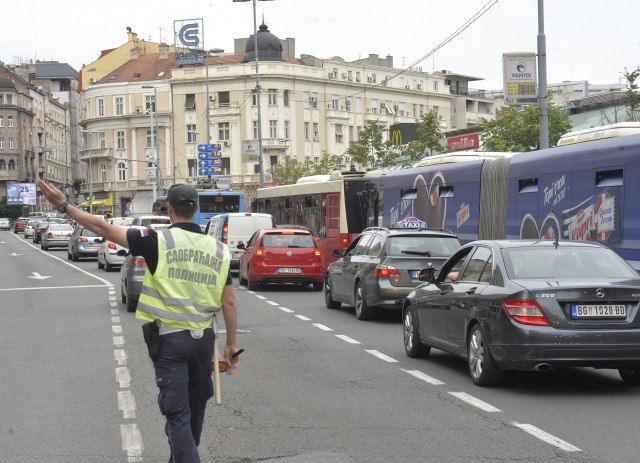 Velike gužve u Beogradu: Vozila gotovo da stoje, graðani napuštaju autobuse i nastavljaju peške FOTO