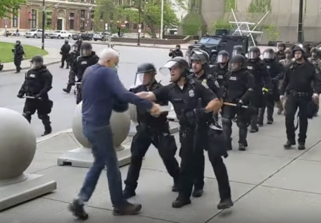Pušteni na slobodu policajci koji su gurnuli belog muškarca na ulici VIDEO/FOTO