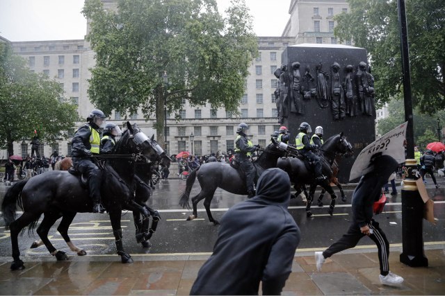 Oborili policajca sa konja, protesti se otrgli kontroli VIDEO/FOTO