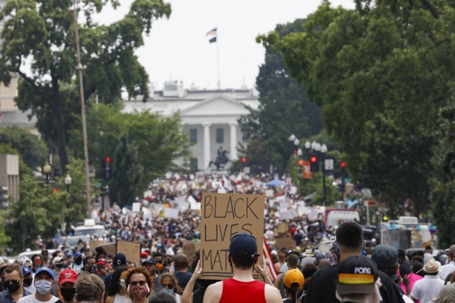 Demonstranti krenuli ka Beloj kući, Tramp otkazao pojavljivanja u javnosti VIDEO/FOTO