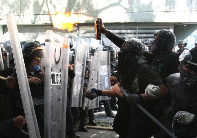 Haos u Meksiku: Demonstranti gaðali kamenjem ambasadu SAD, hapšenja policajaca VIDEO/FOTO