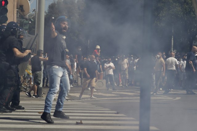 Neofašisti prave nerede u Rimu, sukobi i petarde na ulicama VIDEO/FOTO
