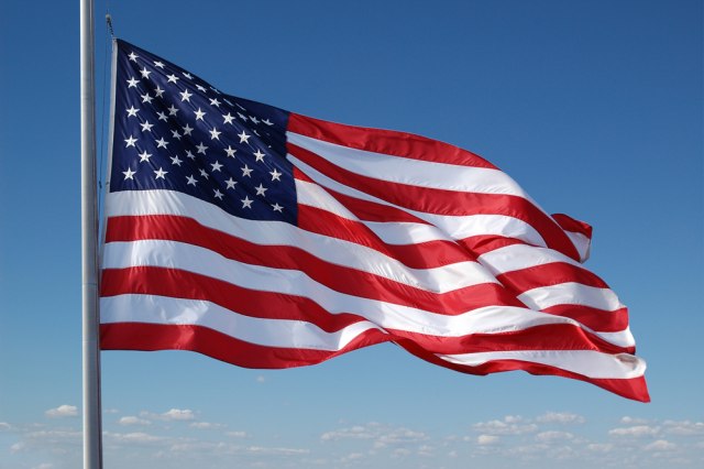 Udar groma pocepao najveću američku zastavu na svetu FOTO/VIDEO