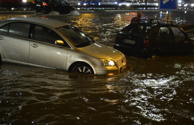 Snimci potopa u Beogradu: Reke teku ulicama, vozila plivaju, problemi za gradski prevoz VIDEO/FOTO