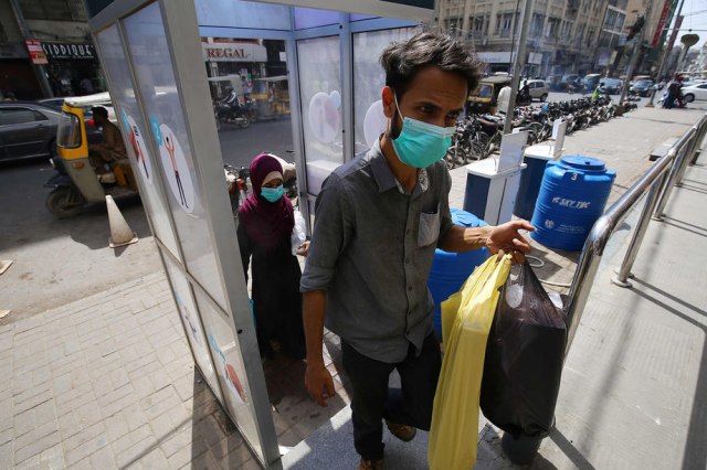 Haos nakon ukidanja mera: Više od 100.000 zaraženih, nema mesta u bolnicama