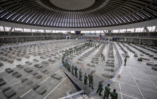 Vojska rasklapa krevete iz privremene bonice na Sajmu