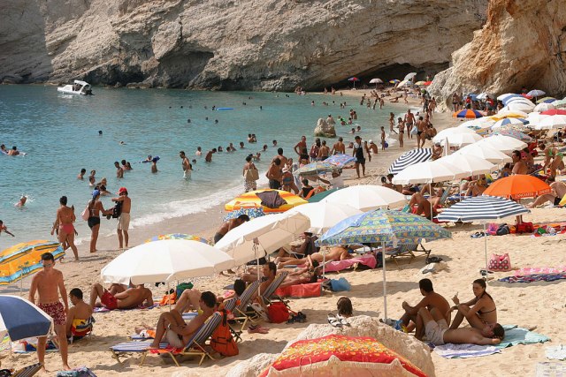 Veæina Grka smatra turiste pretnjom: Zahtevaju obavezno testiranje stranaca