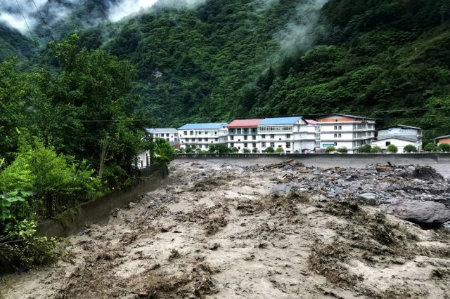 Poplave u Kini odnele više od deset života, stotine hiljada raseljeno