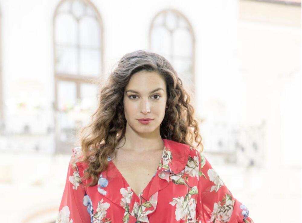 Ona igra glavnu ulogu u seriji 