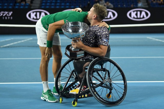Đoković pomaže i teniserima u invalidskim kolicima