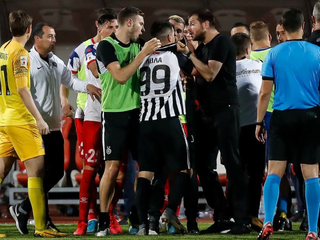 Tuča u Novom Sadu – fudbaler Partizana dobio udarac u glavu! VIDEO