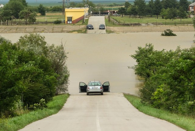 Širom Srbije opasnost od izlivanja reka, u Ljuboviji pukao most, u 4 opštine vanredna situacijaVIDEO/FOTO