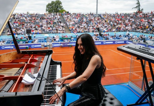 Lepa pijanistkinja koja je bila Novakova gošæa na "Adria turu" objavila da ide u izolaciju
