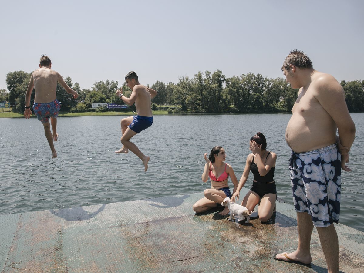 Razmak u vodi i usamljeni peškiri u doba virusa korona: Otvorena sezona kupanja na beogradskoj Adi Ciganliji