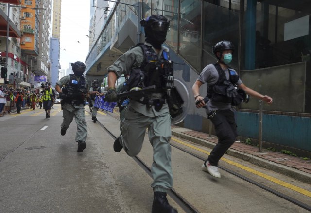 Vodenim topovima i biber-sprejom na demonstrante i novinare, 70 uhapšenih VIDEO