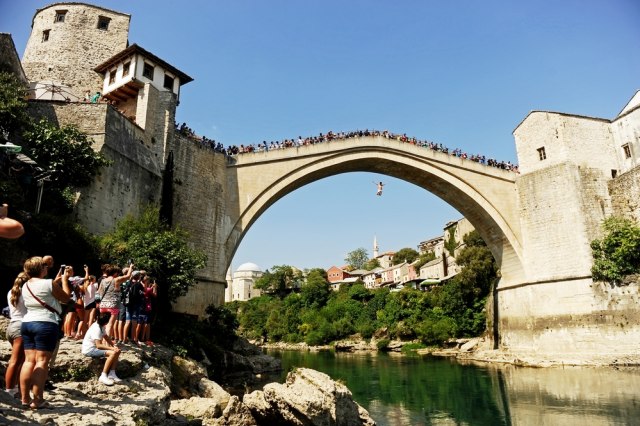 Skokovi sa Starog mosta u Mostaru 26. jula