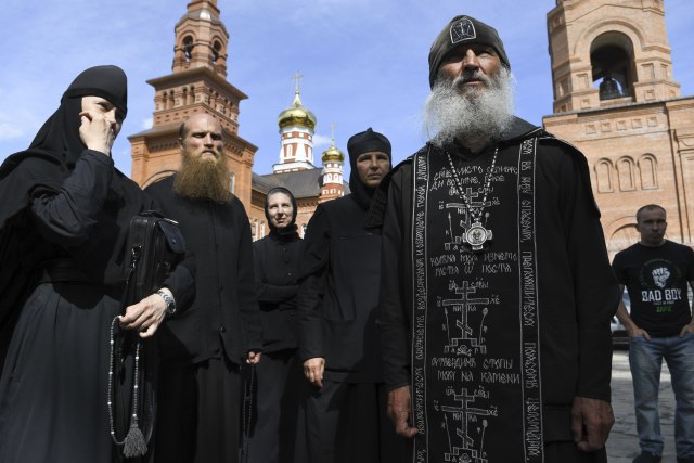 Ruski sveštenik koji je negirao postojanje koronavirusa izbačen iz crkve FOTO