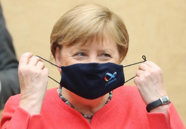 Kritike urodile plodom: Merkelova poèela da nosi masku