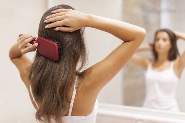 Mnoge žene ne koriste pravilno četku za kosu: Evo šta sve može da vam se dogodi