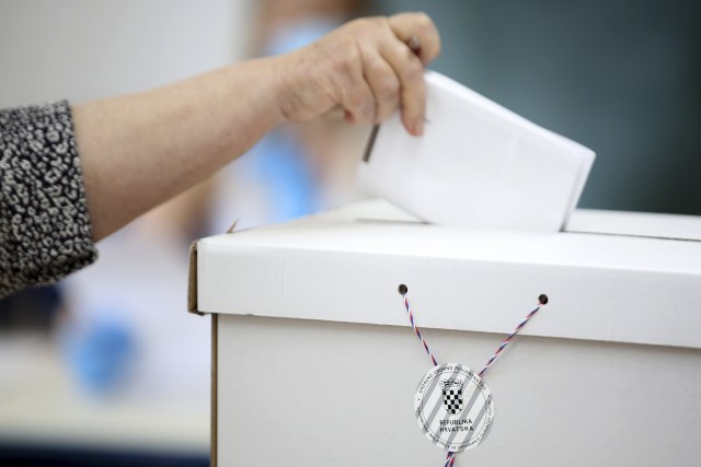 Izbori u Hrvatskoj - izlaznost manja nego pre četiri godine, političari već glasali FOTO