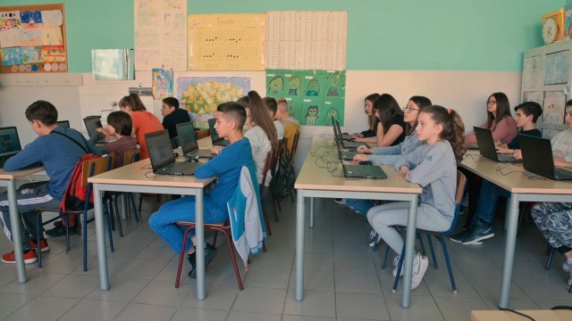 Još 20 računarskih kabineta za osnovce širom Srbije