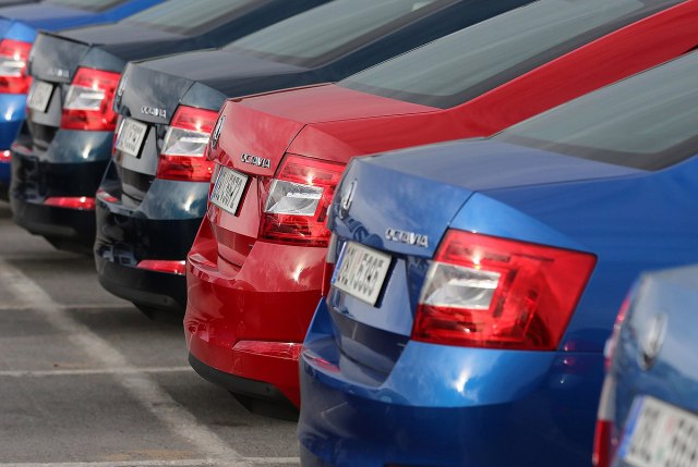 HR: Prepolovljena prodaja novih automobila u prvih šest meseci