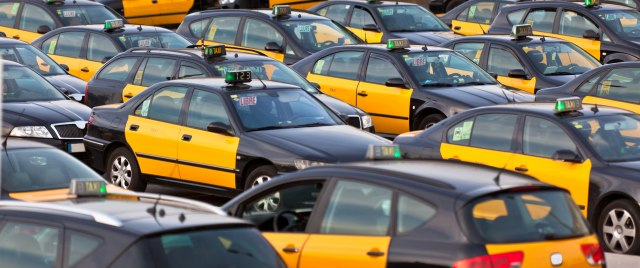 Nelegalni taksisti i farbanje cena: Nose li boje "žalosti i srama"?