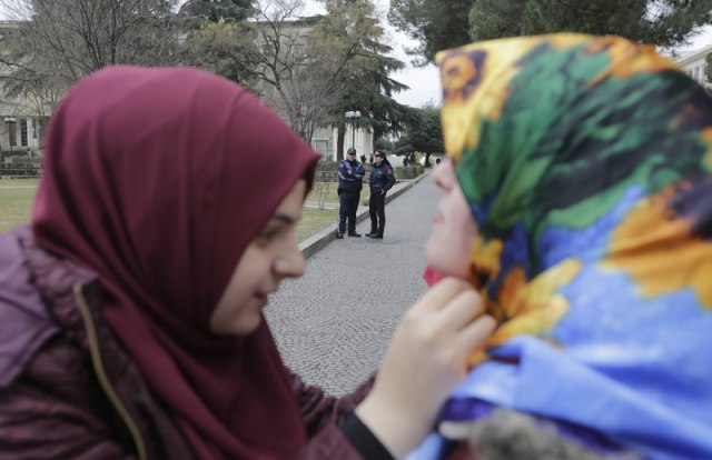 Devojka tužila prodavnicu: Zbog hidžaba joj na kafi napisali "ISIS" FOTO
