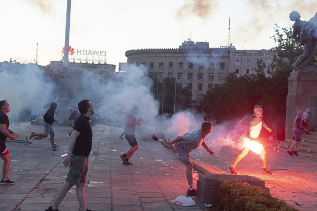 Druga noć nasilja: Sukobi policije i demonstranata, suzavac i vatre u centru Beograda VIDEO/FOTO
