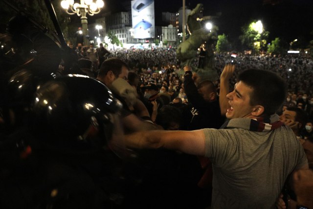 Nasilje u Beogradu, sukobi s policijom i krvave glave završili i u svetskim medijima
