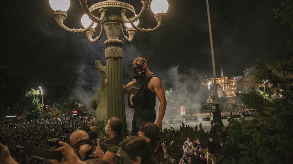 Protesti u Beogradu: Suzavac, konjica i sukobi sa policijom u fotografijama