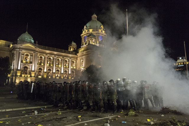 Epilog haosa ispred Skupštine: Povreðena 43 policajca, 17 demonstranata; "Policija delovala krajnje suzdržano"