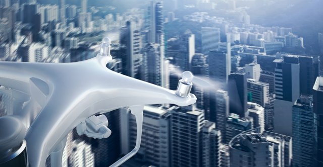 300 dronova podseća građane da peru ruke i nose maske
